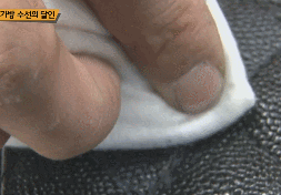 벽에 쓸린 샤넬백 살리기.gif | 인스티즈