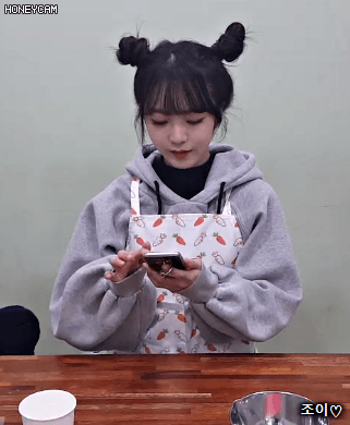 오늘 브이앱 뿌까머리하고 지옥의 초코송이과자 만드는 퀵소희 ㅋㅋㅋ.gif | 인스티즈