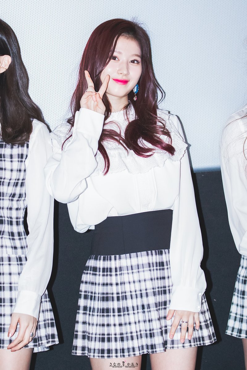 무대인사도는 배우 김사나양.gif | 인스티즈