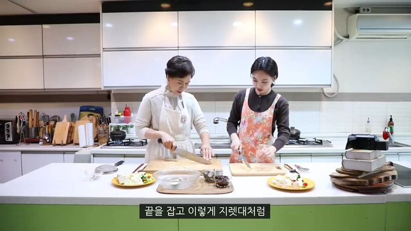 요리 배우다가 선생님한테 호되게 당하는 트와이스 나연.JPG | 인스티즈