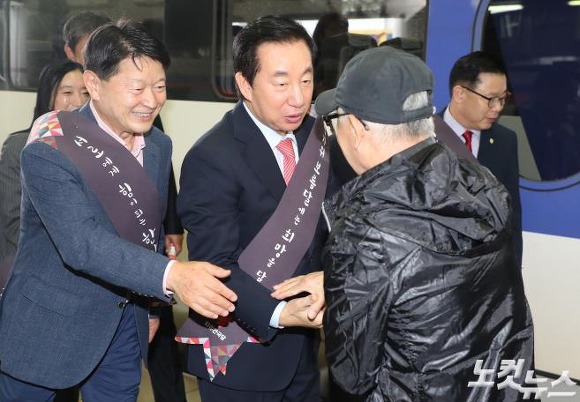 귀성길 시민과 악수하는 혼수성태.jpg | 인스티즈