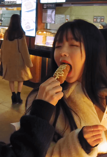 핫도그 먹는 오마이걸 유아.gif | 인스티즈