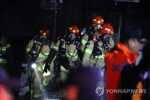 제천 화재현장 속 최선을 다하시는 소방관분들.jpg | 인스티즈