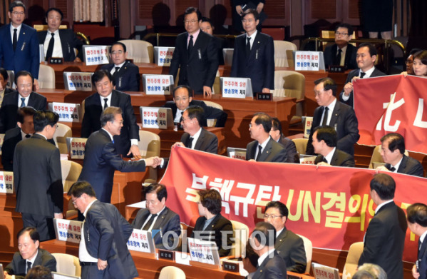 시정연설 마치고 자유한국당 찾아 악수하는 문재인 대통령 | 인스티즈