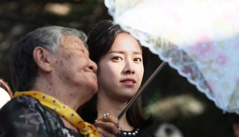 나비부채로 위안부 피해 할머니 햇빛 가려주는 한지민 | 인스티즈