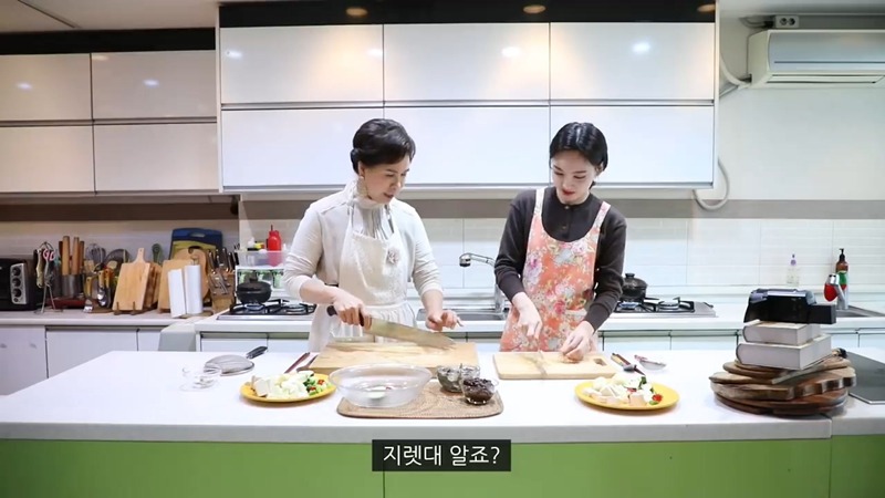 요리 배우다가 선생님한테 호되게 당하는 트와이스 나연.JPG | 인스티즈