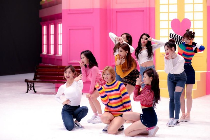 트와이스 하트셰이커 뮤비촬영장 사진 난사하는 네이버 스타캐스트 | 인스티즈