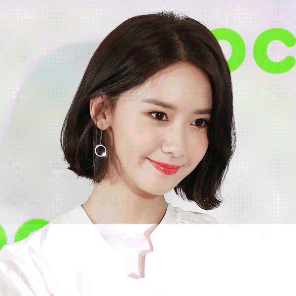 플래쉬 세례에 눈 한번 깜빡 안하는 단발의 윤아.gif | 인스티즈