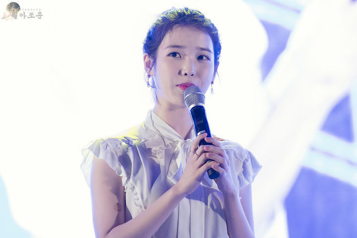 여전히 귀여운 똥머리 아이유.jpg | 인스티즈
