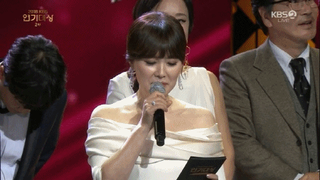 희라씨와 베스트 커플상 시상하면서 깨방정 떠는 최수종.gif | 인스티즈